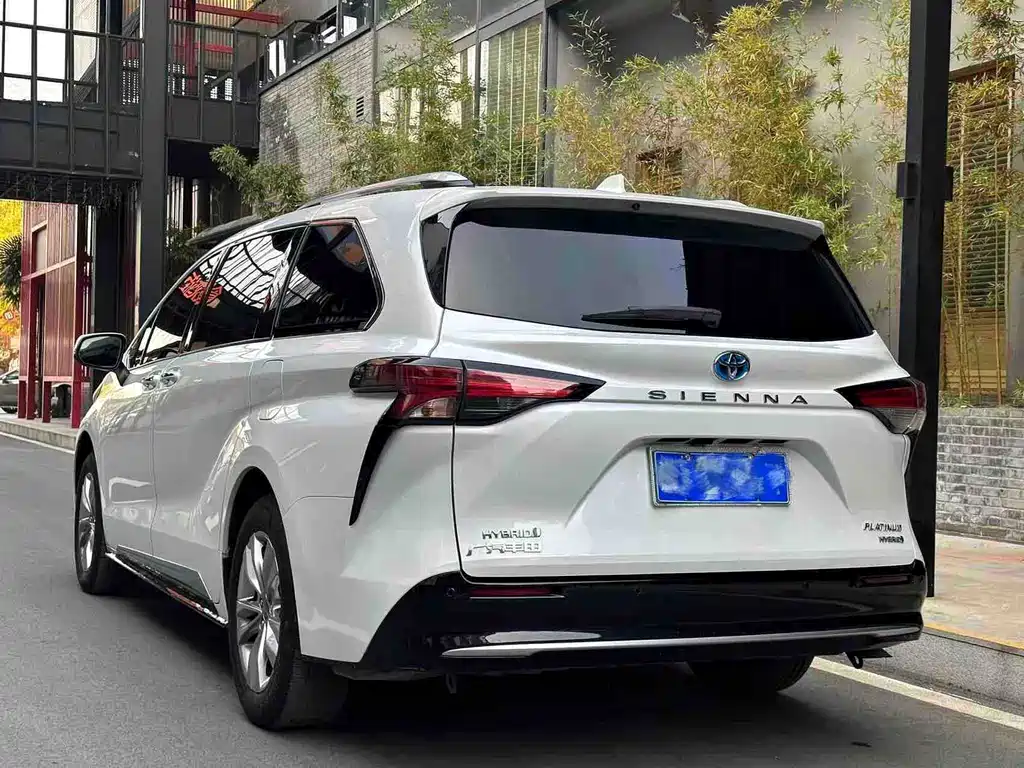 Toyota Sienna 2022 — фото 8