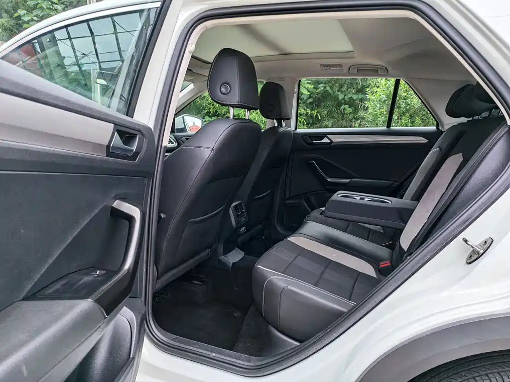Volkswagen T-Roc 2023 — фото 9