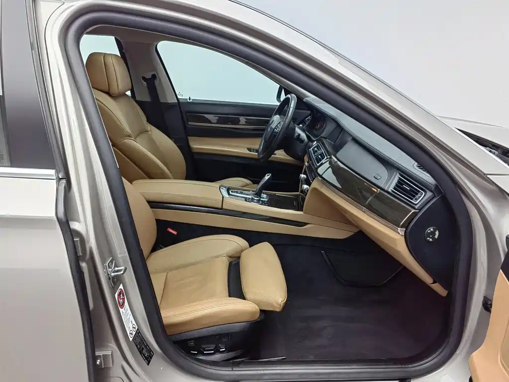 BMW 7 Series 2012 — фото 23