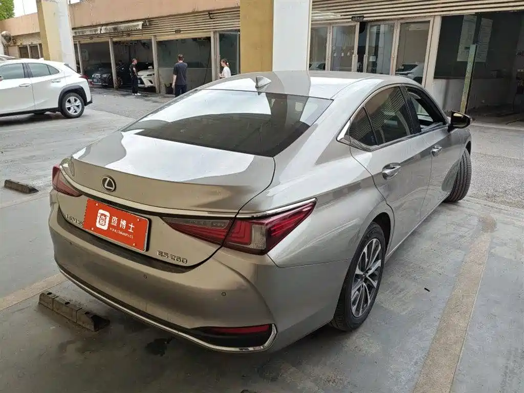 Lexus ES 2023 — фото 13