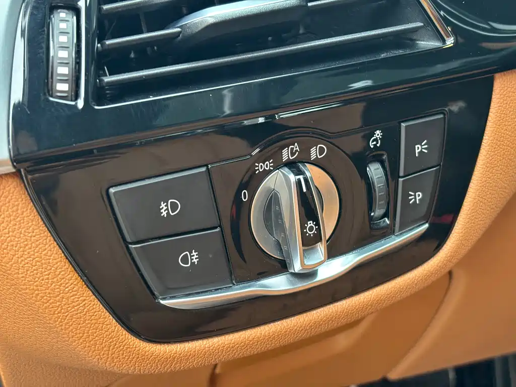 BMW 5 Series 2018 — фото 14
