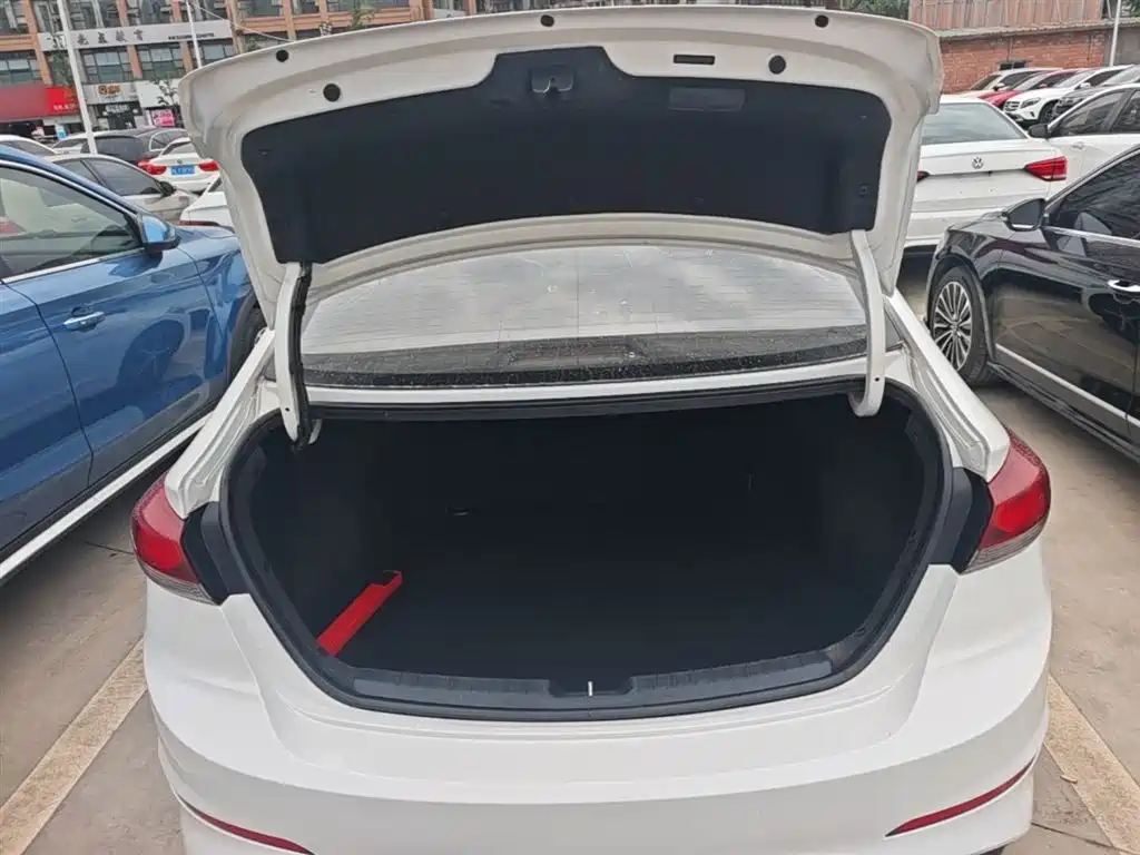Hyundai Elantra 2018 — фото 19