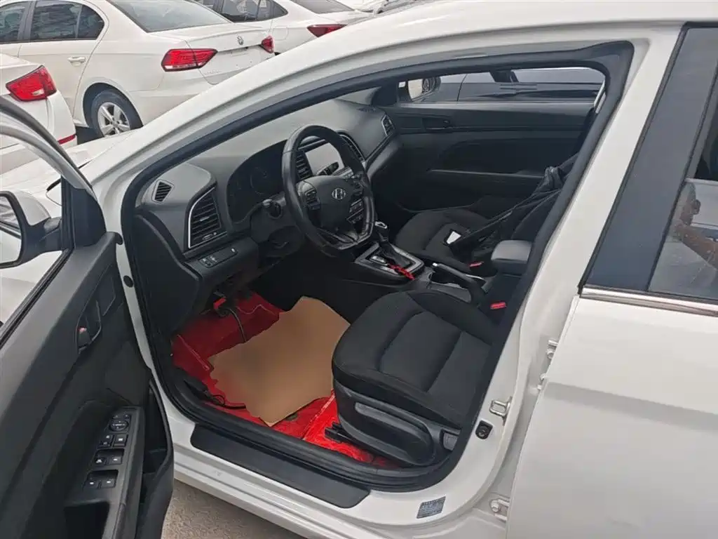 Hyundai Elantra 2018 — фото 16