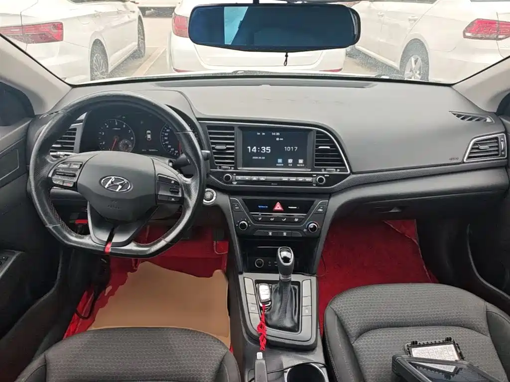 Hyundai Elantra 2018 — фото 10