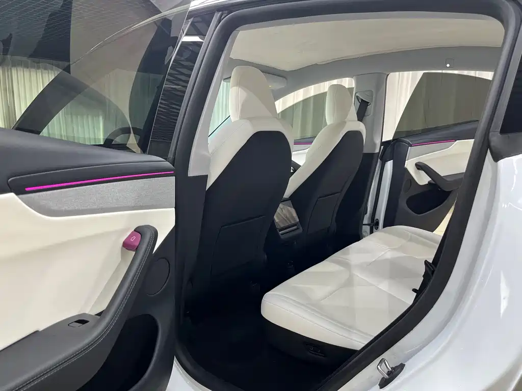Tesla Model Y 2025 — фото 10