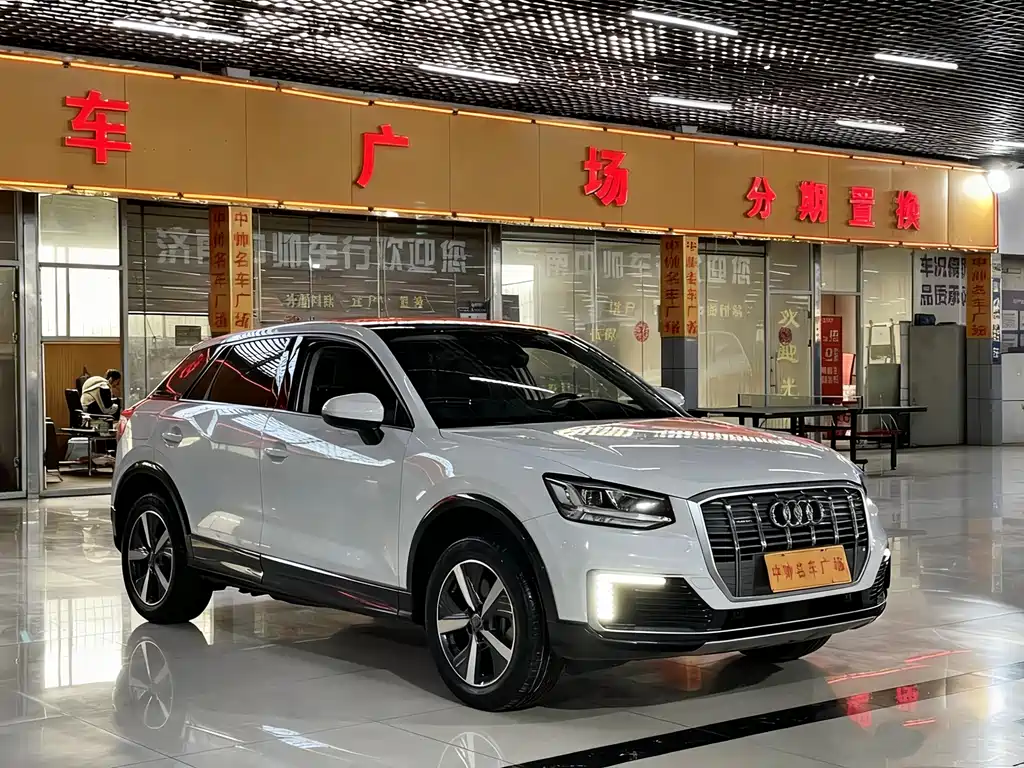 Audi Q2L e-tron 2020 — фото 1