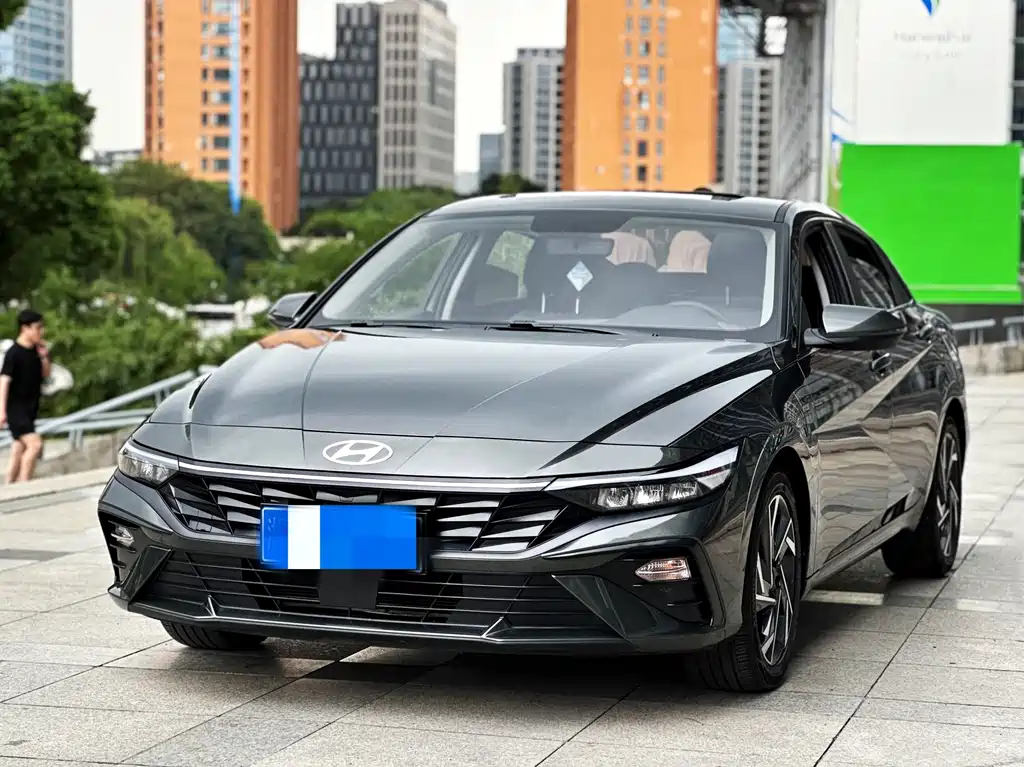 Hyundai Elantra 2025 — фото 1