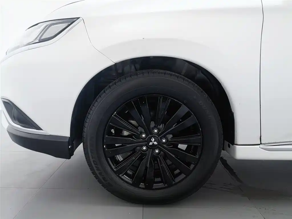 Mitsubishi Outlander 2023 — фото 17