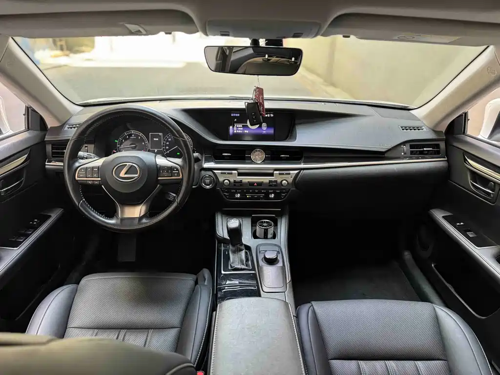 Lexus ES 2017 — фото 14