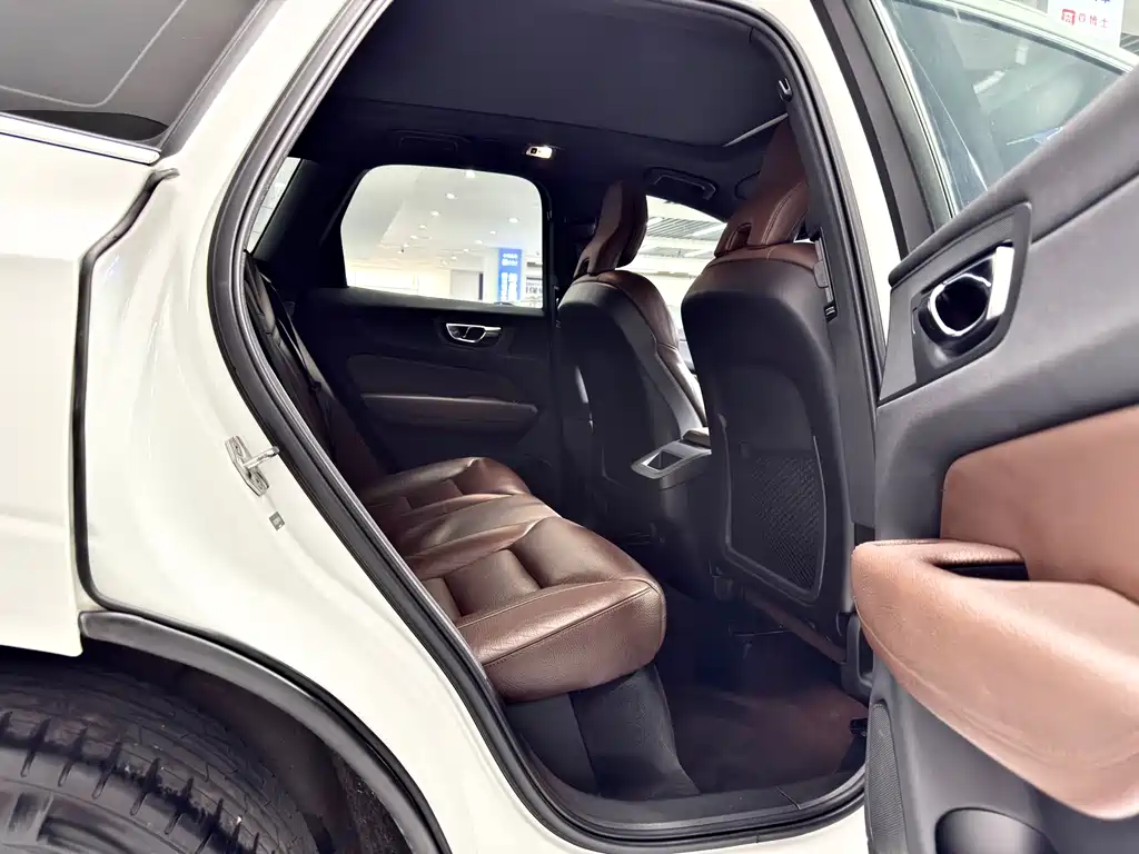 Volvo XC60 2020 — фото 12