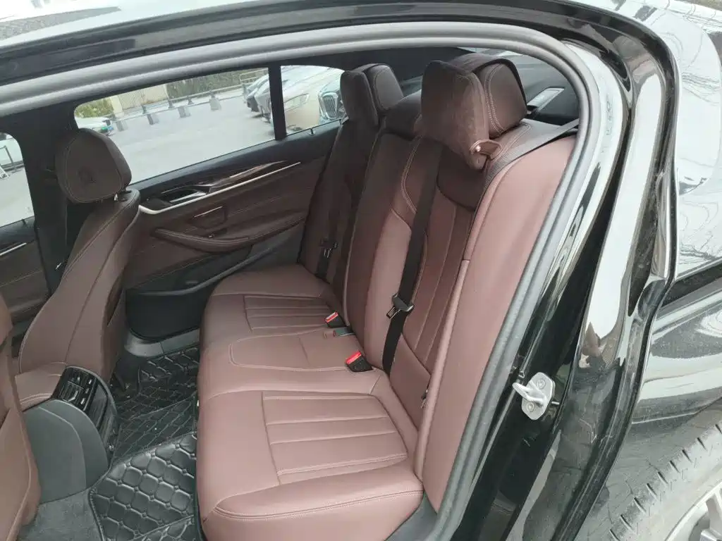 BMW 5 Series 2019 — фото 13