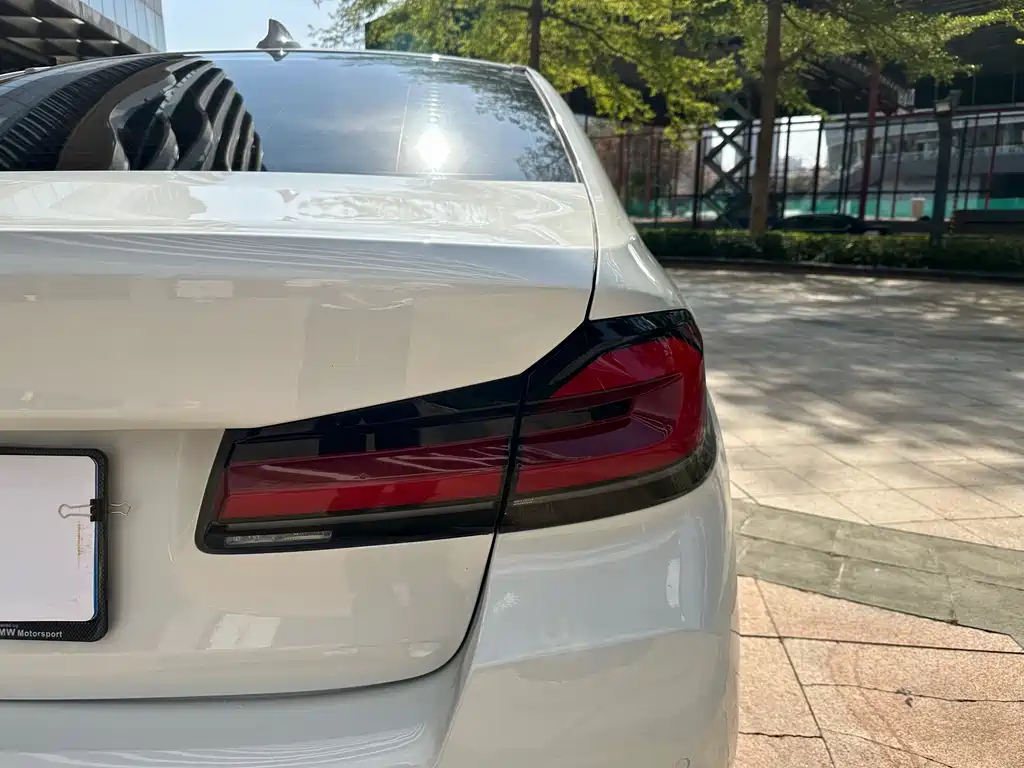 BMW 5 Series 2018 — фото 18