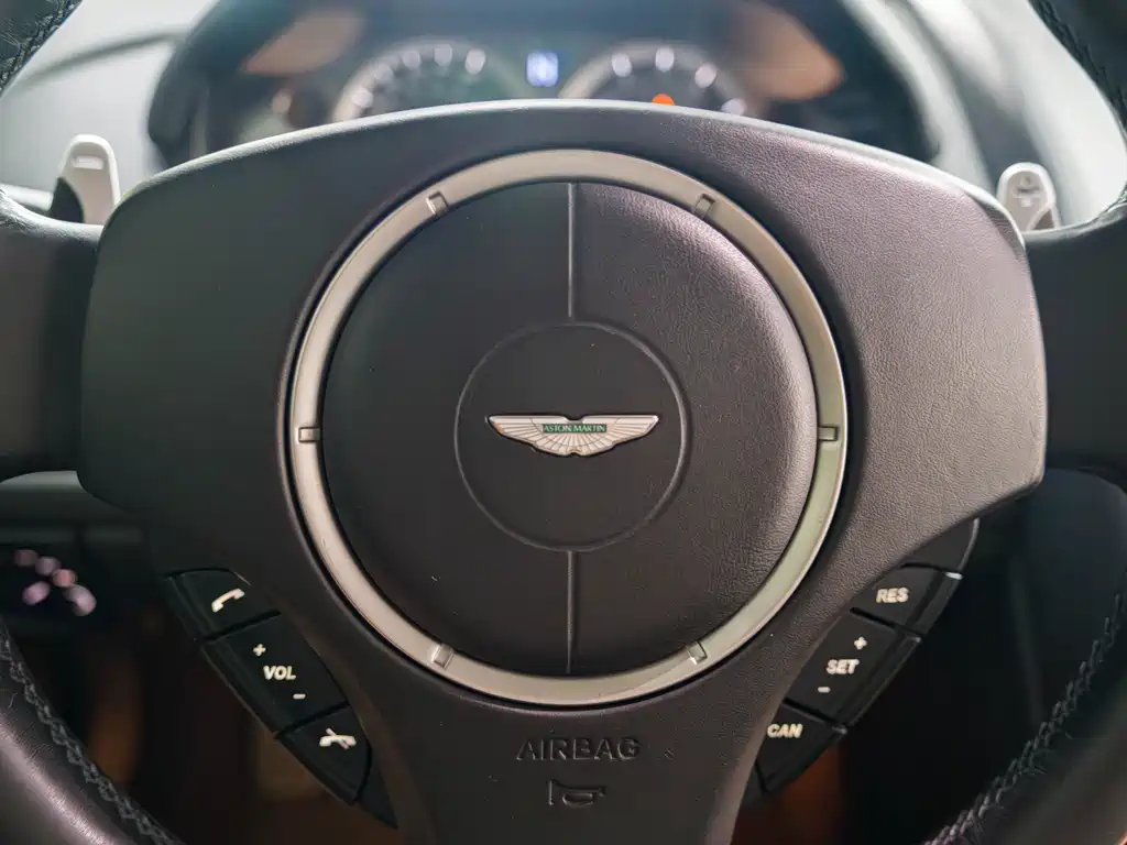Aston Martin V8 Vantage 2016 — фото 14