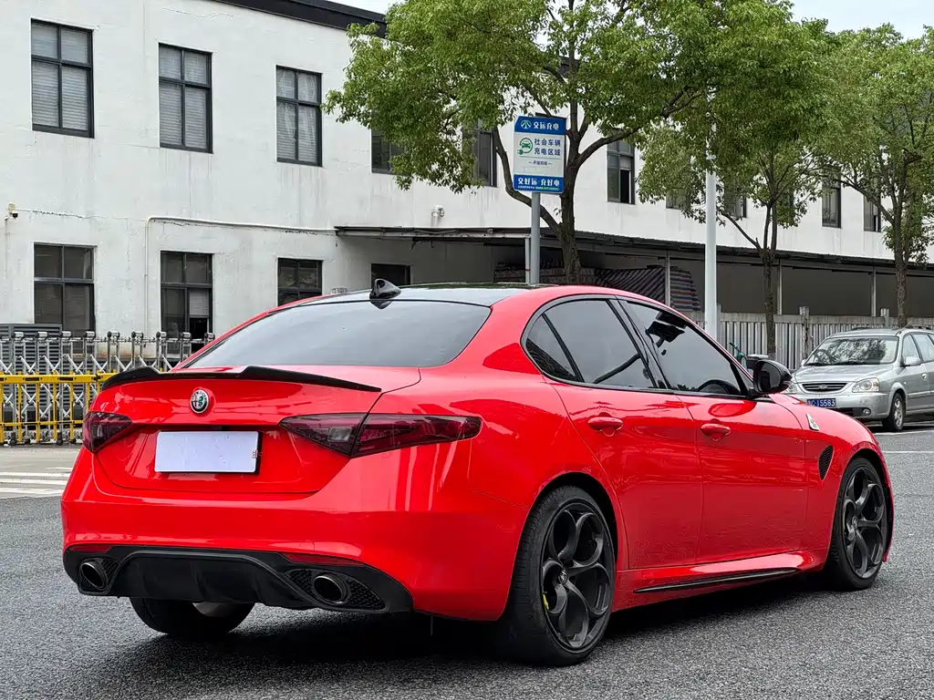 Alfa Romeo Giulia 2017 — фото 4