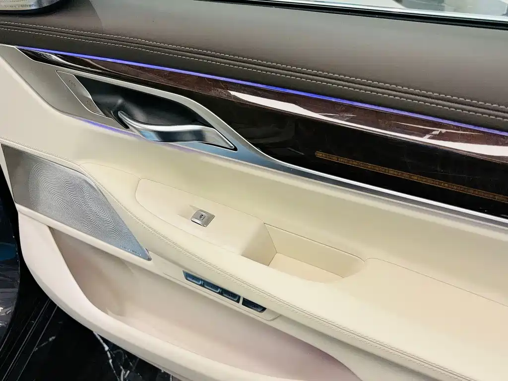 BMW 7 Series 2017 — фото 20