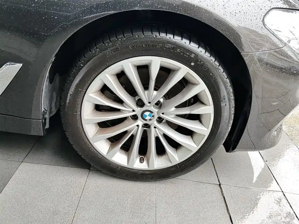 BMW 5 Series 2018 — фото 14