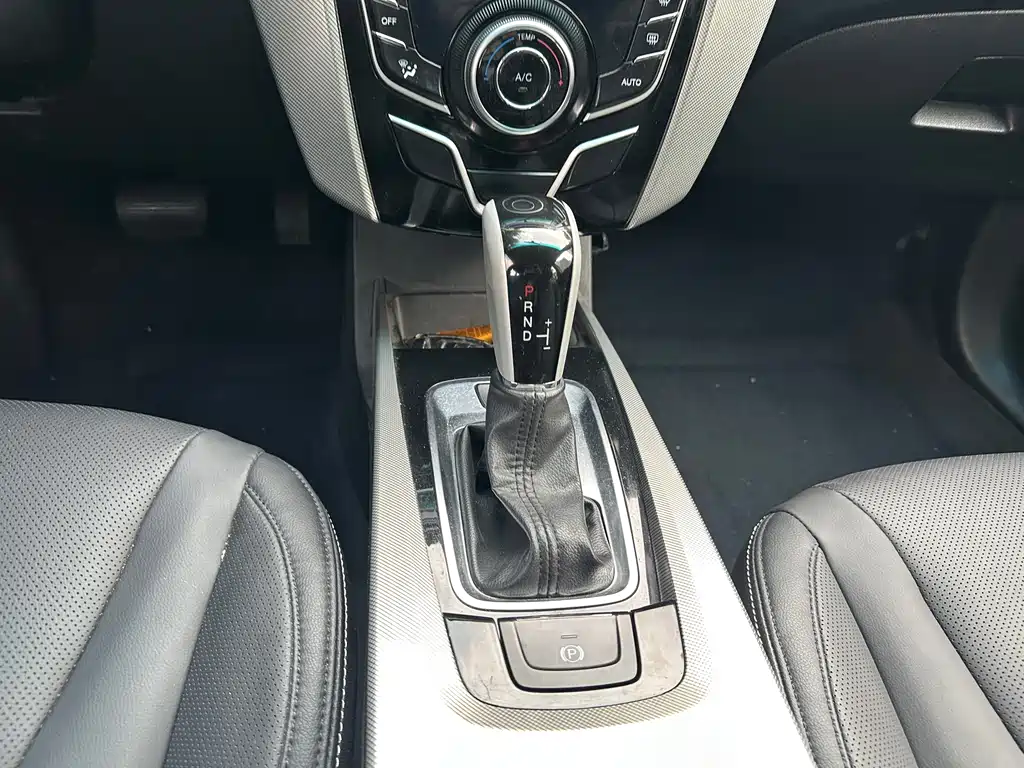 Luxgen You6 SUV 2015 — фото 10