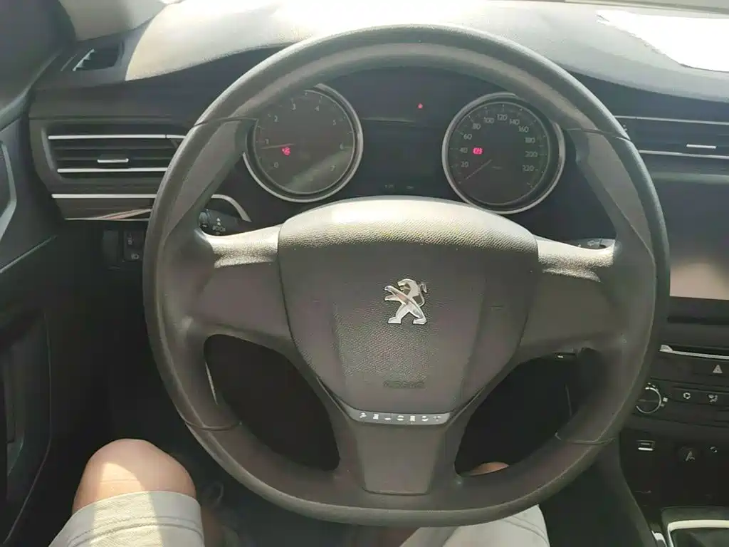 Peugeot 408 2015 — фото 11