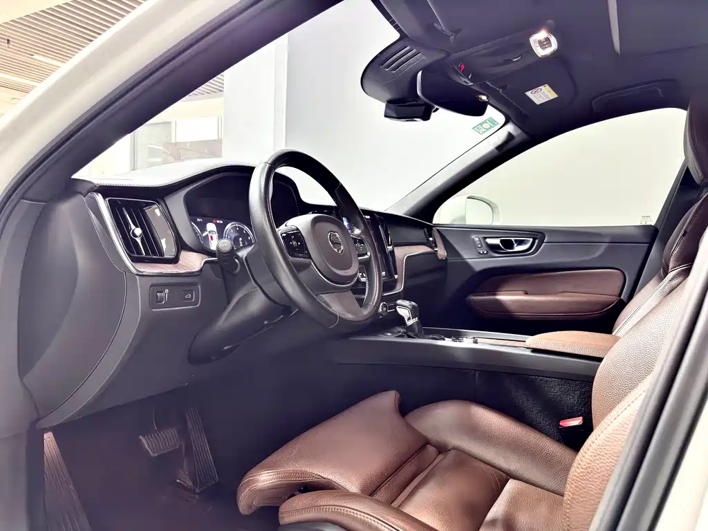 Volvo XC60 2020 — фото 10