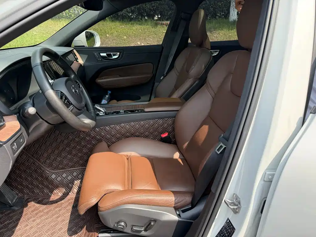 Volvo XC60 2022 — фото 8