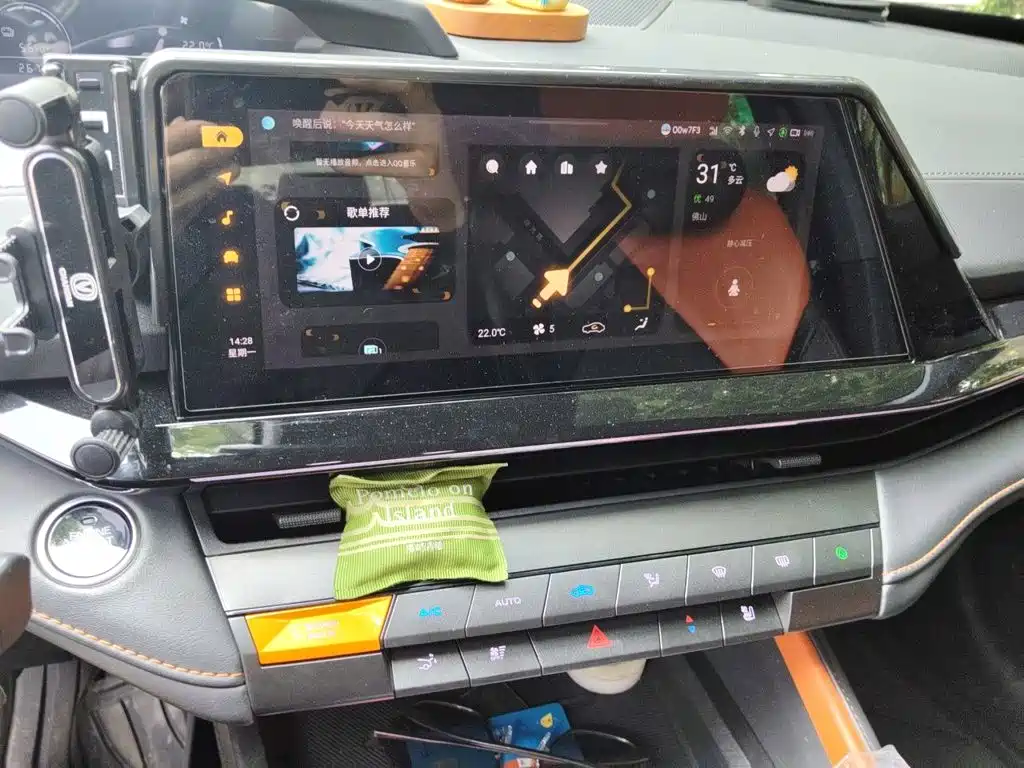 Changan UNI-V Smart Electric Idd 2023 — фото 14