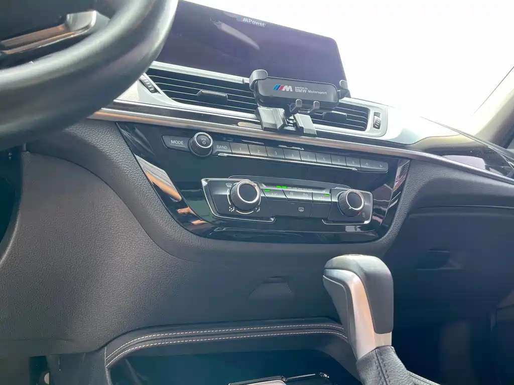 BMW 1 Series 2019 — фото 15