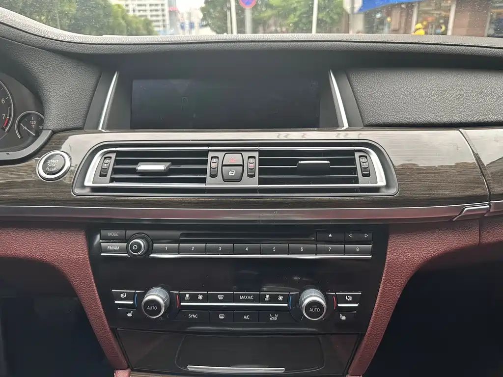 BMW 7 Series 2015 — фото 26