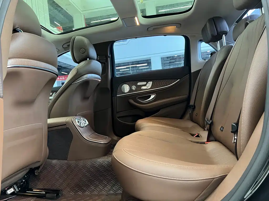 Mercedes-Benz E-Class 2022 — фото 13