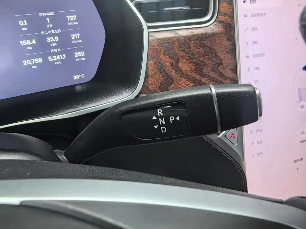 Tesla Model X 2017 — фото 13