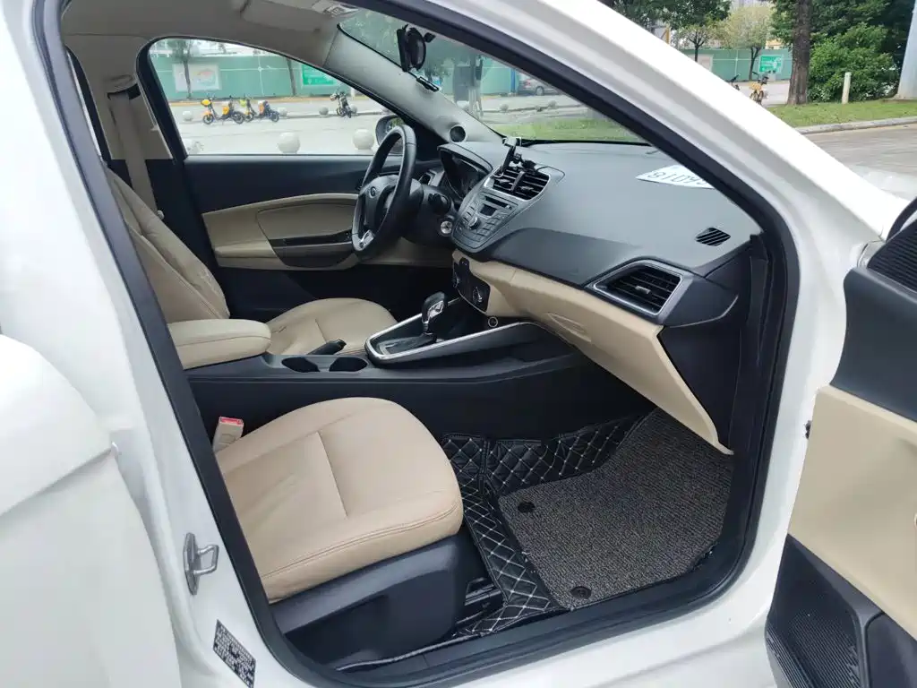 Ford Escort 2015 — фото 13