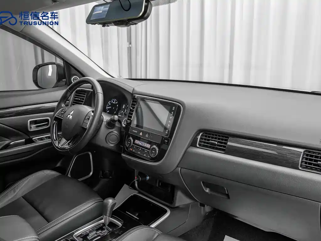 Mitsubishi Outlander 2020 — фото 13