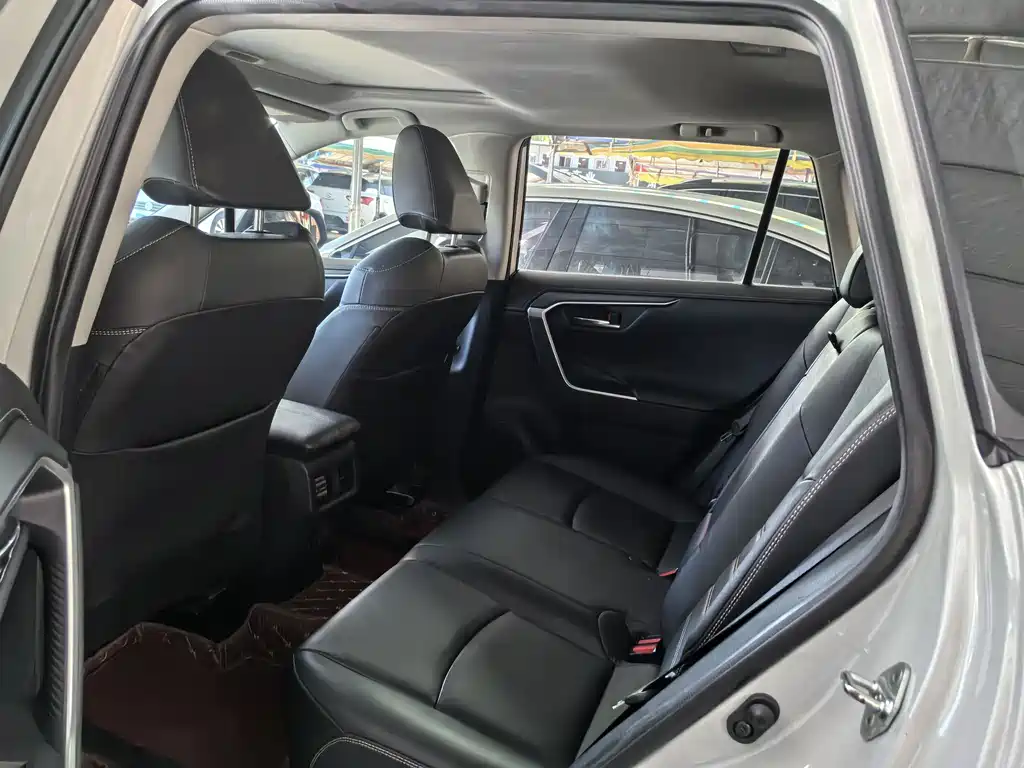 Toyota RAV4 2021 — фото 10