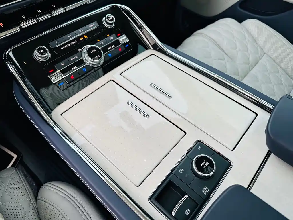 Lincoln Navigator One 2023 — фото 10