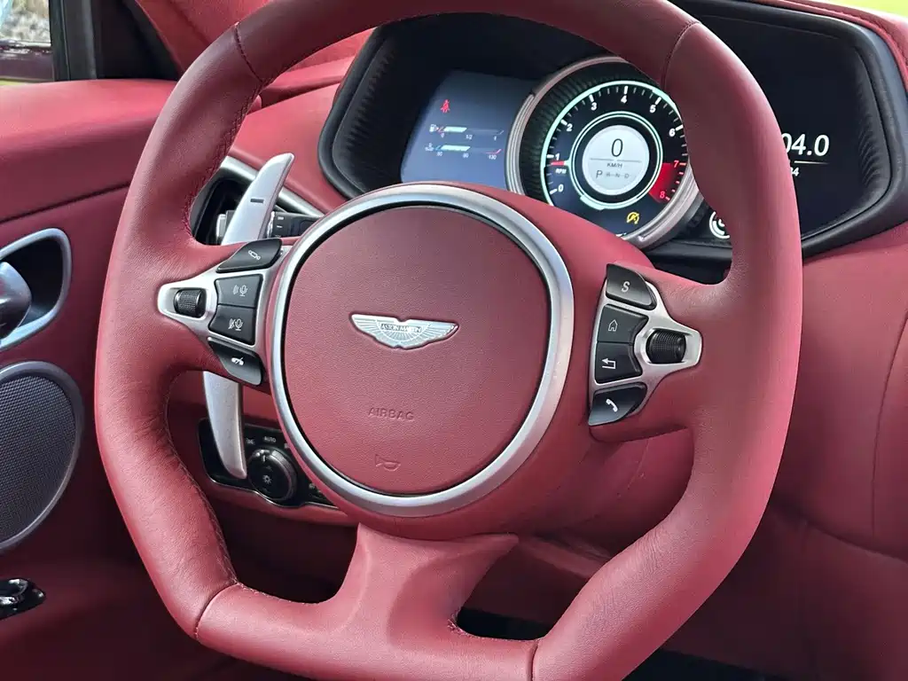 Aston Martin DB11 2022 — фото 18