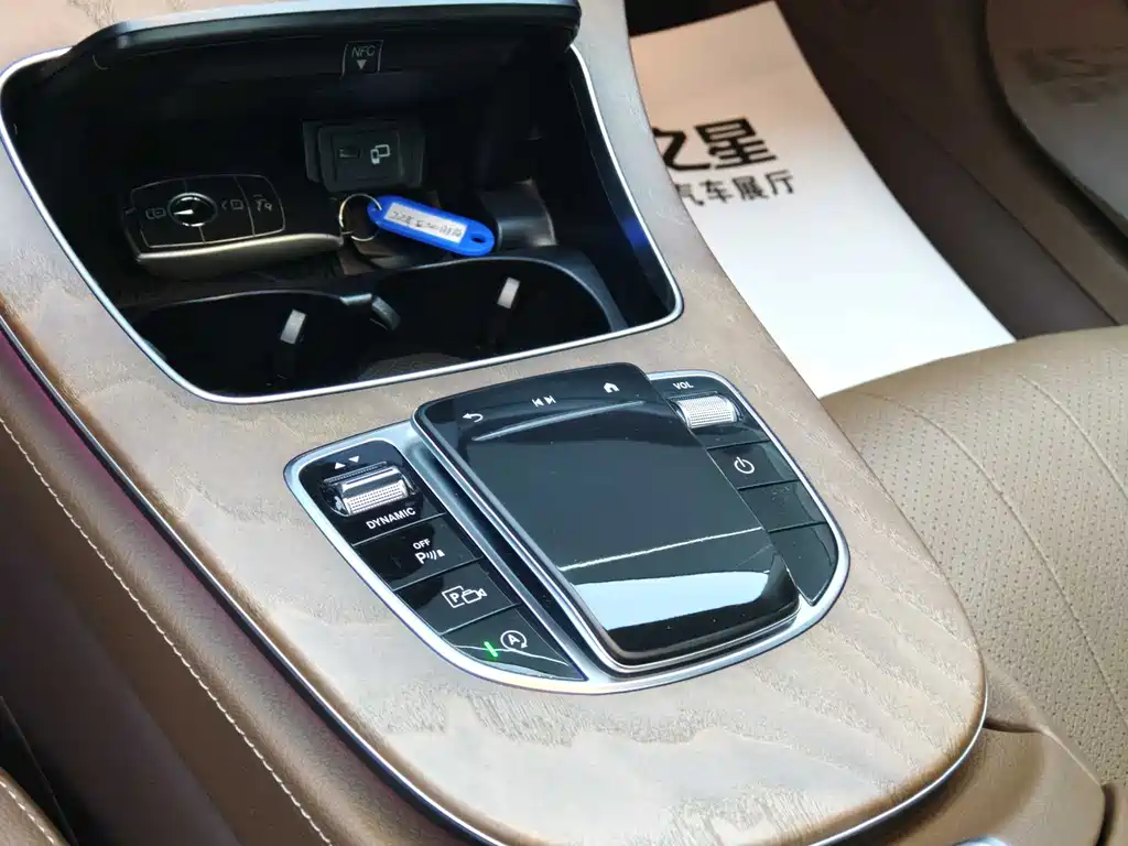 Mercedes-Benz E-Class 2022 — фото 12