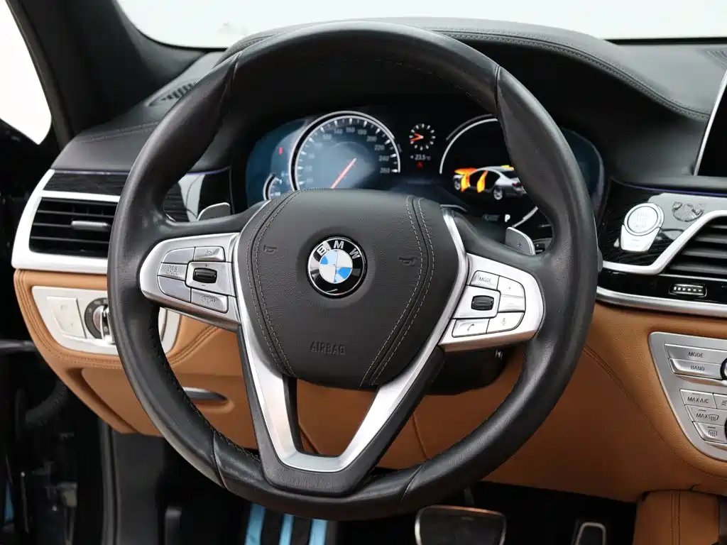BMW 7 Series 2018 — фото 16