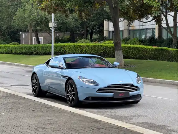 Aston Martin DB11 2022