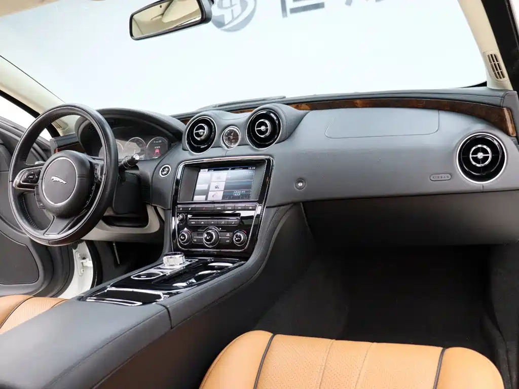Jaguar XJ 2014 — фото 21