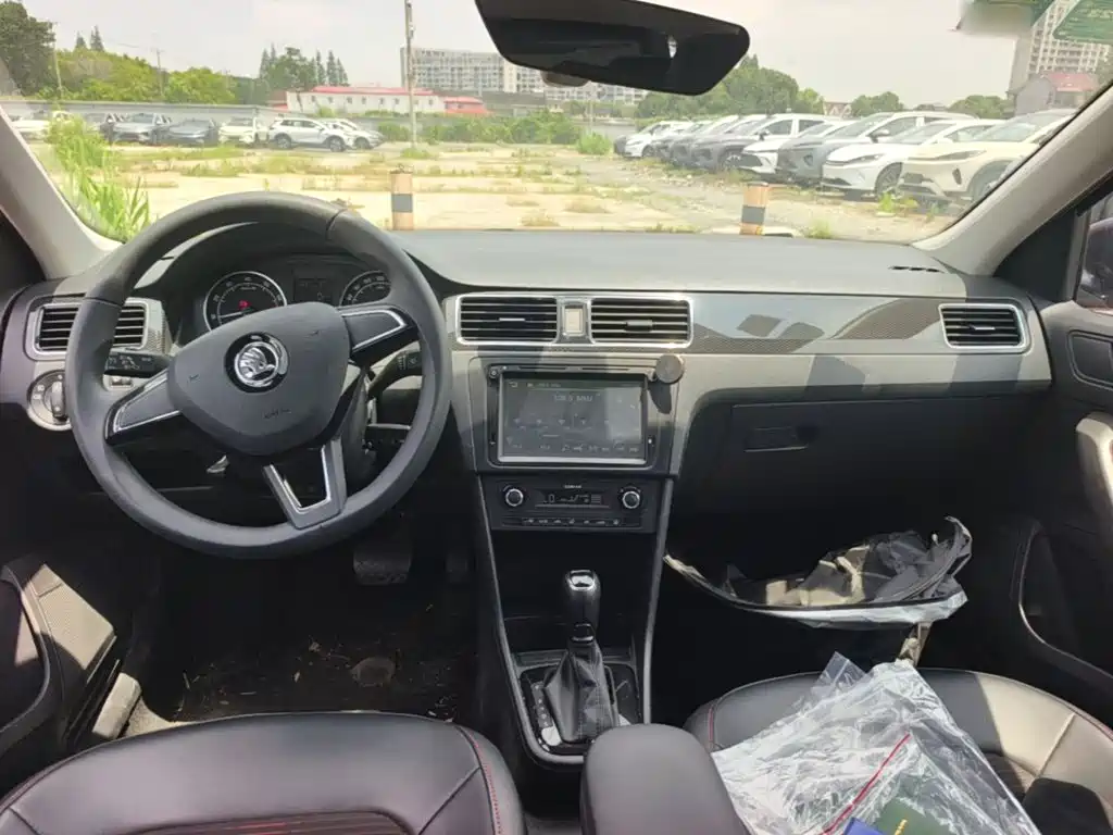 Skoda Rapid Spaceback 2017 — фото 12