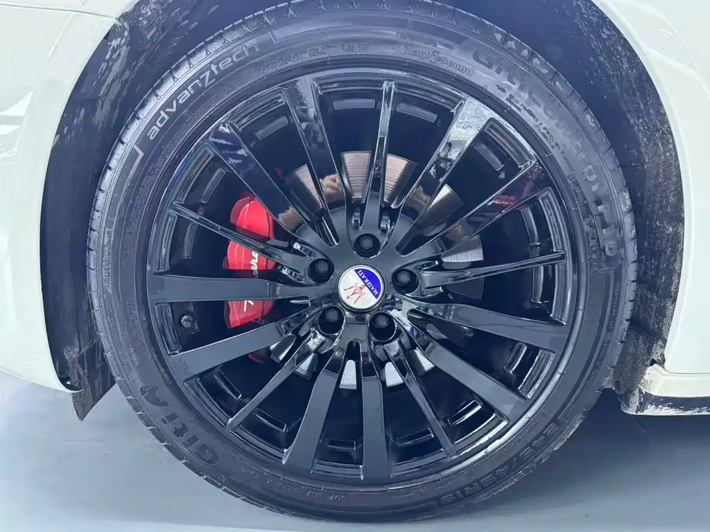 Maserati Quattroporte 2018 — фото 15