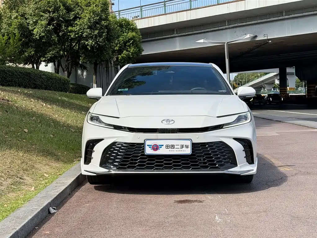 Toyota Camry 2025 — фото 2