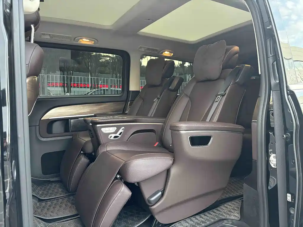 Mercedes-Benz V-Class 2022 — фото 15