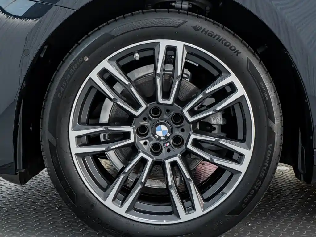 BMW 5 Series 2025 — фото 10