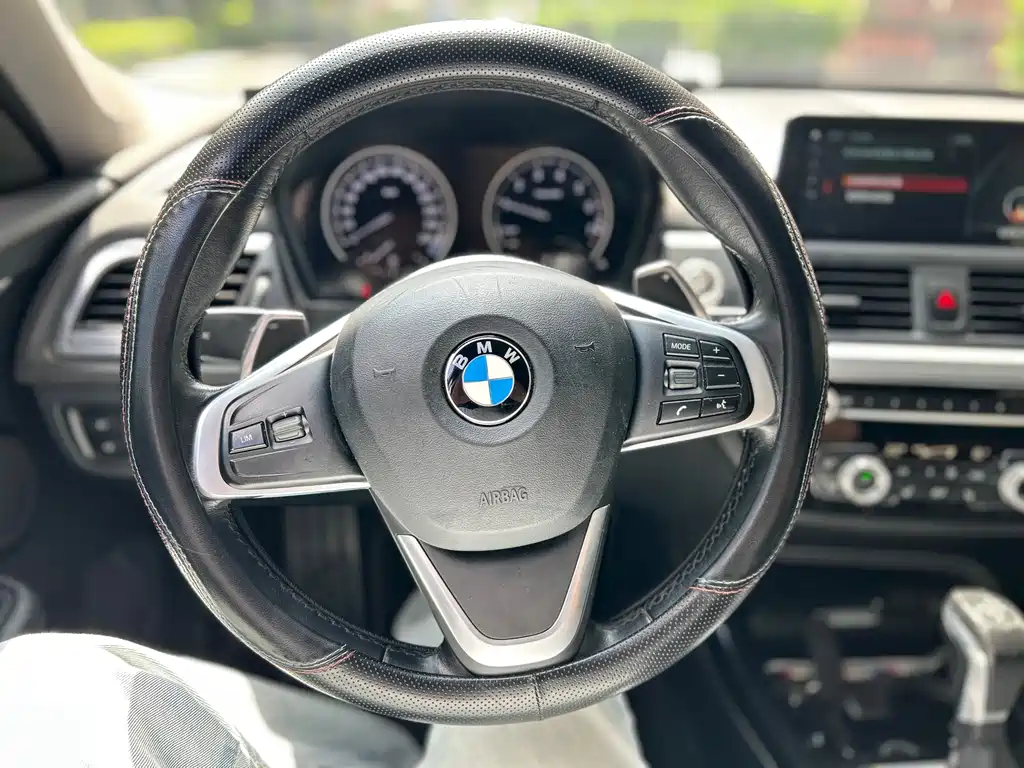 BMW 1 Series 2019 — фото 10