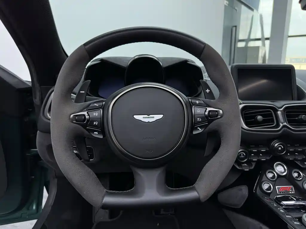 Aston Martin V8 Vantage 2022 — фото 21