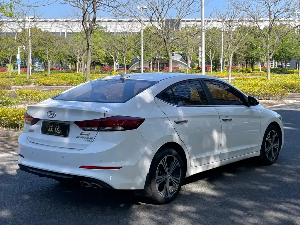 Hyundai Elantra 2019 — фото 8