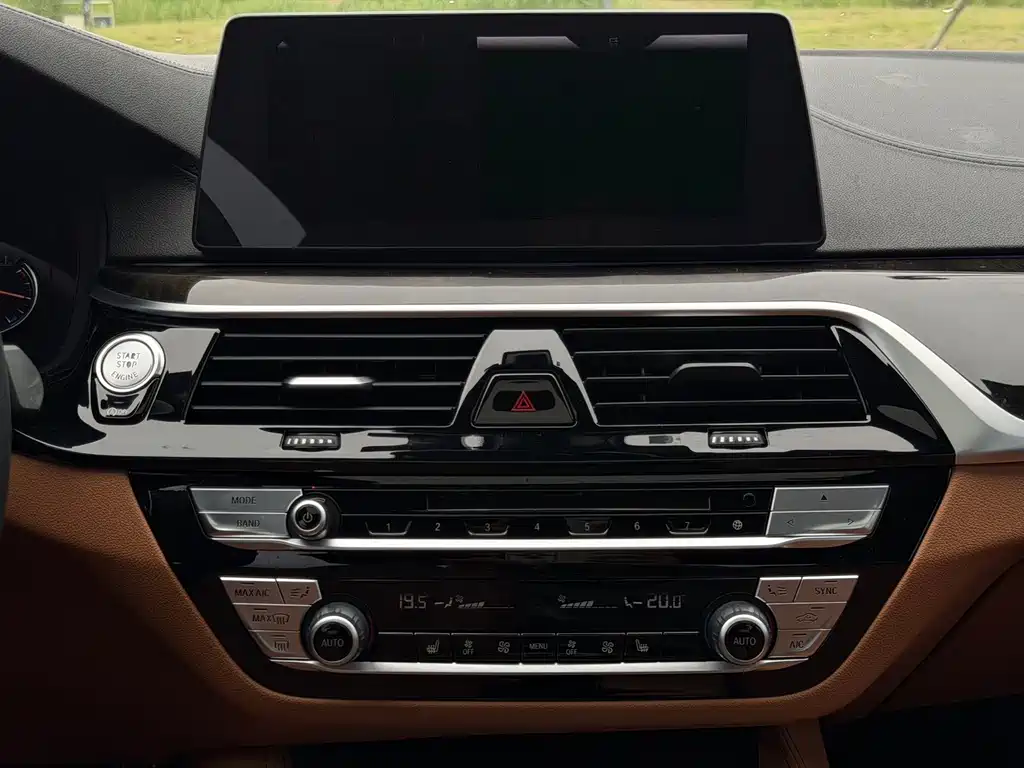 BMW 5 Series 2018 — фото 12