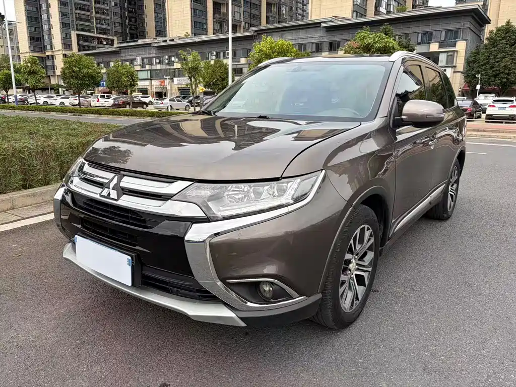 Mitsubishi Outlander 2018 — фото 1