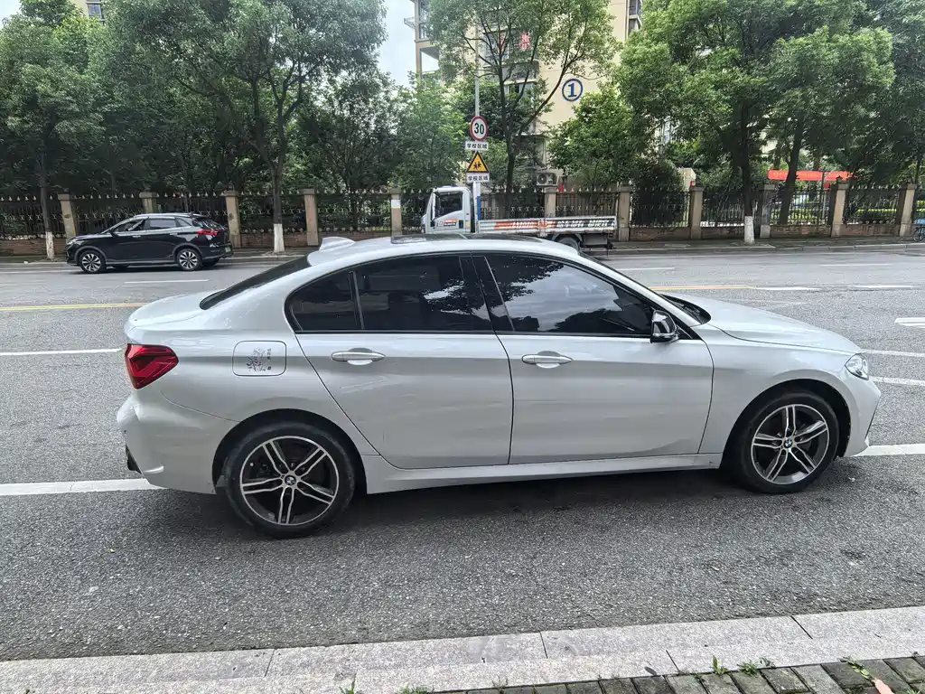 BMW 1 Series 2022 — фото 13