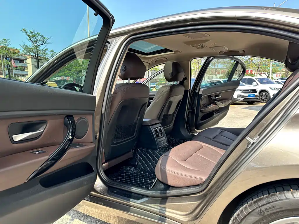 BMW 3 Series 2019 — фото 10